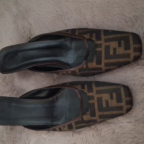 Authentic Vintage FENDI SHOES - Picture 3 of 3